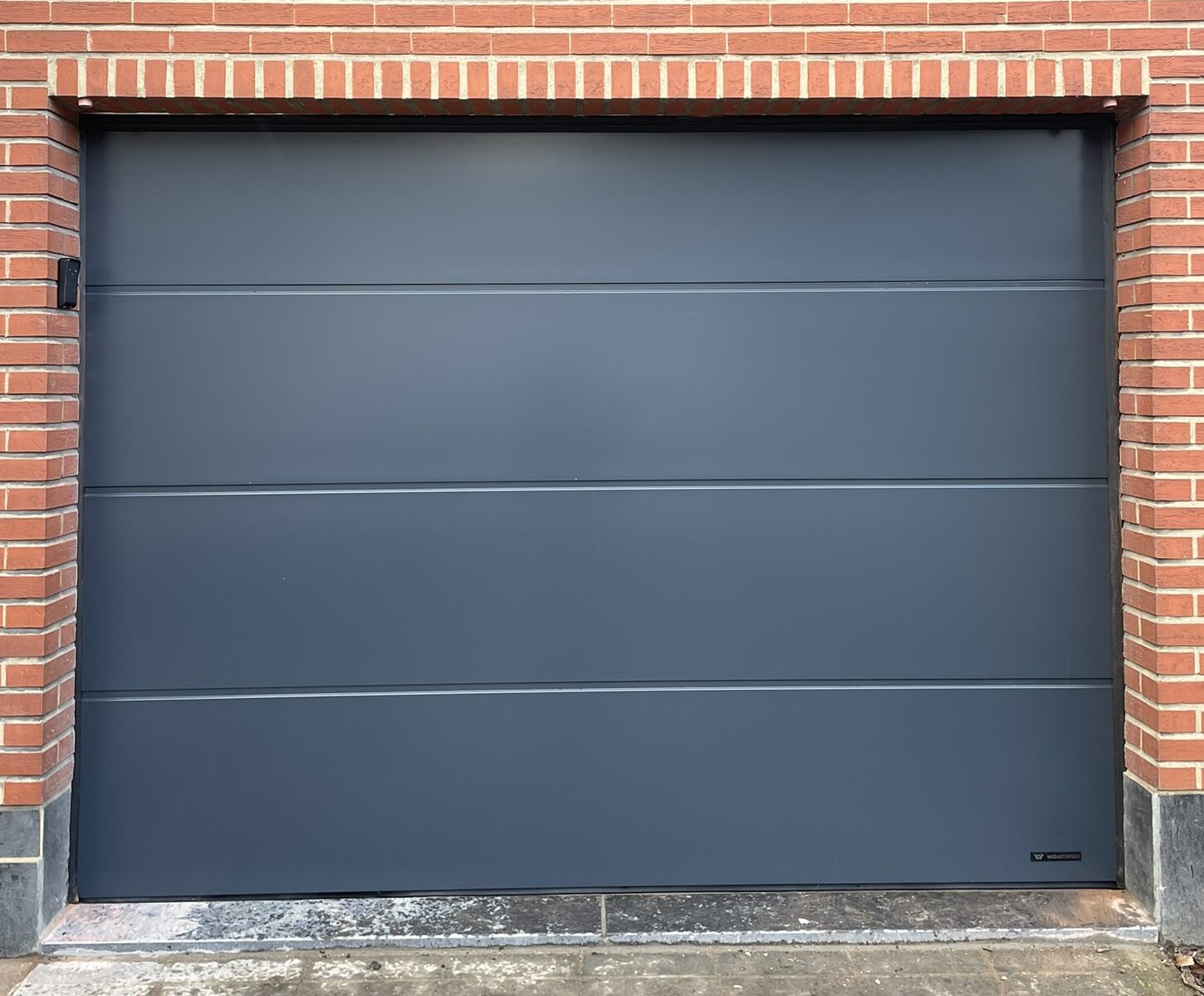 Porte de garage sectionnelle Wisniowski Manages – menuiseries extérieures