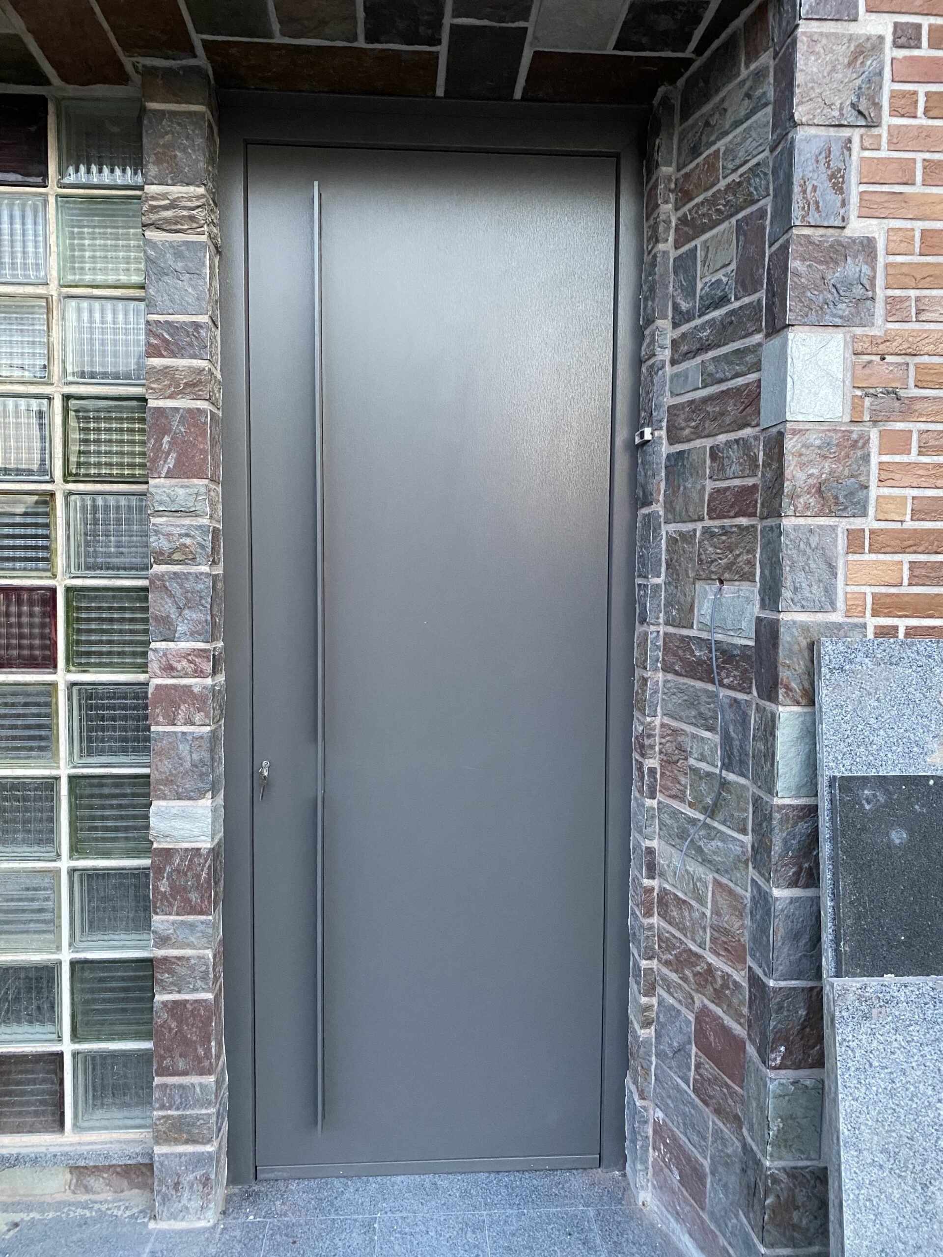 Porte d’entrée pvc moderne à Mons – MARGO