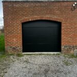 Porte de garage sectionnelle Wisniowski Velaine – menuiseries extérieure