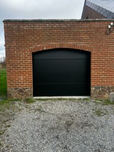 Porte de garage sectionnelle Wisniowski Velaine – menuiseries extérieure