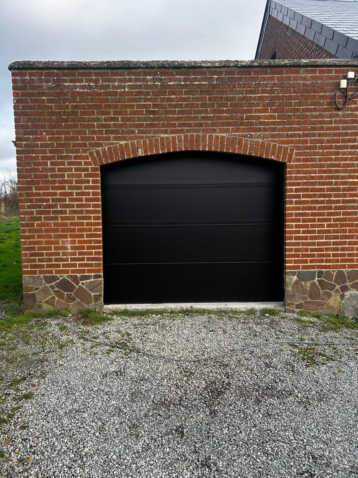 Porte de garage sectionnelle Wisniowski Velaine – menuiseries extérieure